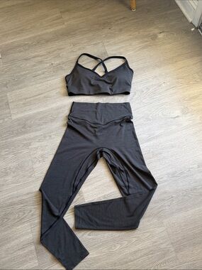 Black Women's Activewear Set - Sports Bra & High-Waist Leggings
